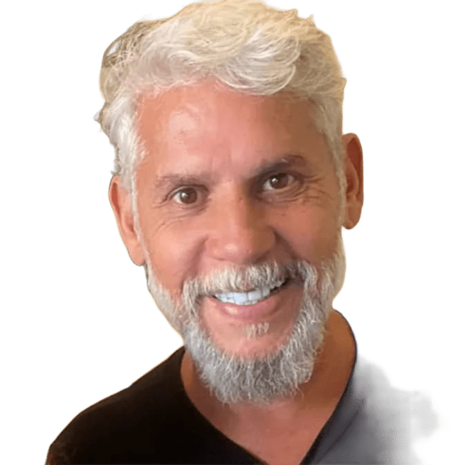 Luiz Shangô - Terapeuta Holístico com cabelo branco